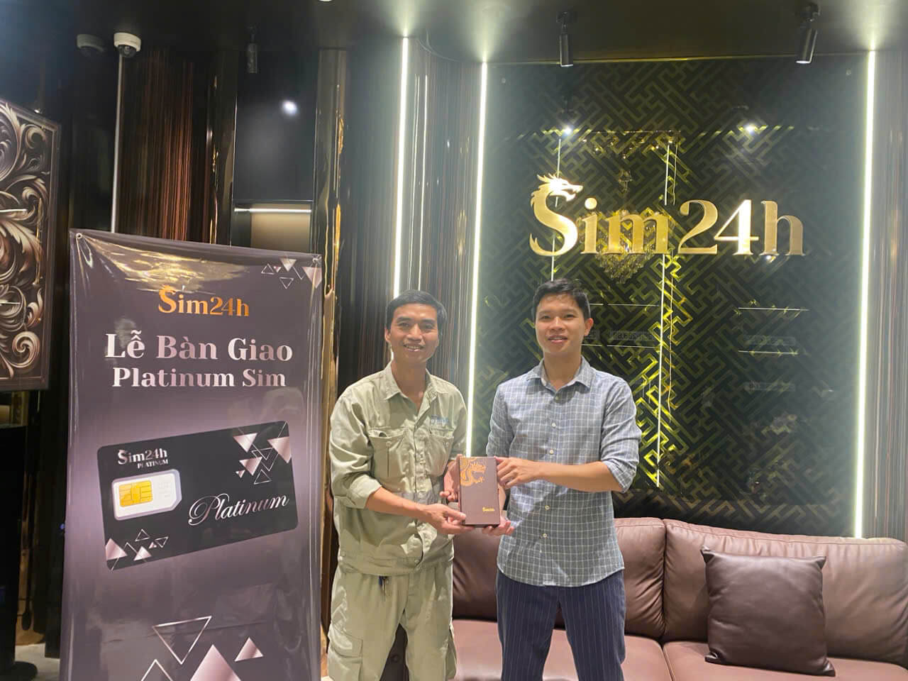 Giao cho anh khách hàng SIM hạng thẻ Platinum tại Sim24h
